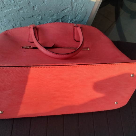 Guess - Picture 9 of 16